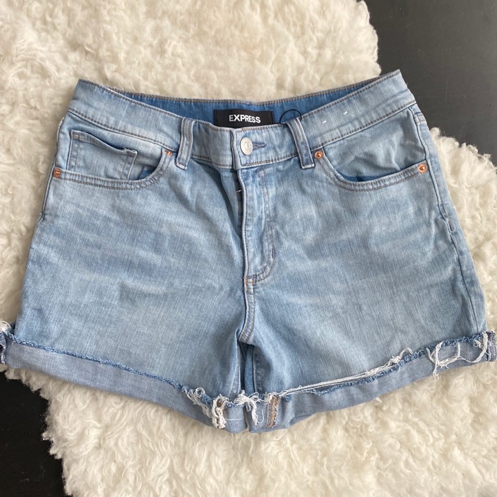 Express original MIDI mid rise sz 6 distressed womens shorts. Express shorts